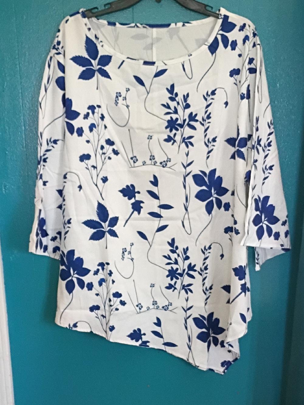 Women's White & Blue Floral Scoop Neck Top